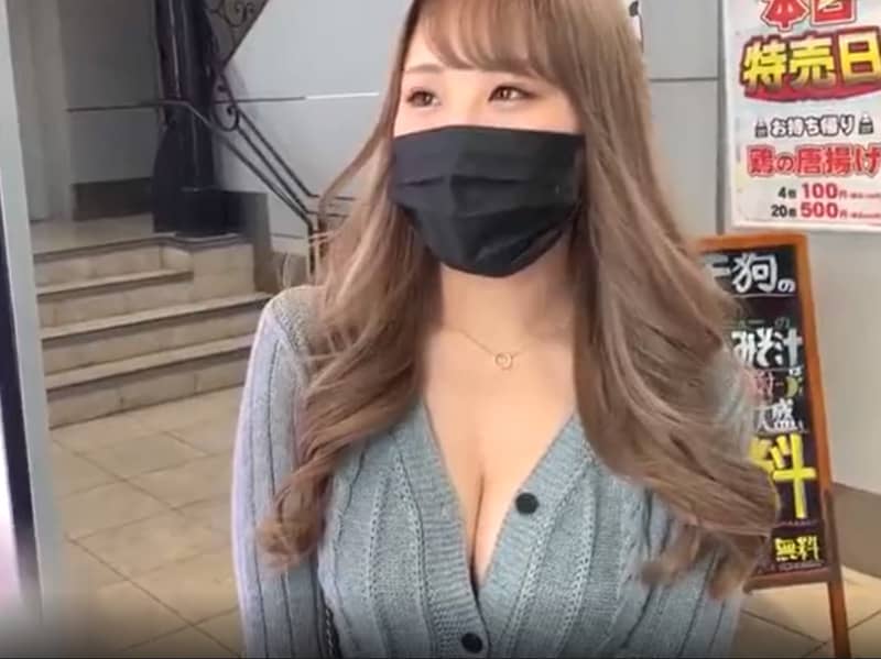 おっぱいの谷間をチラつかせてナンパ待ちしているヤリマン爆乳美女！即エッチできる変態オマ〇コ大興奮